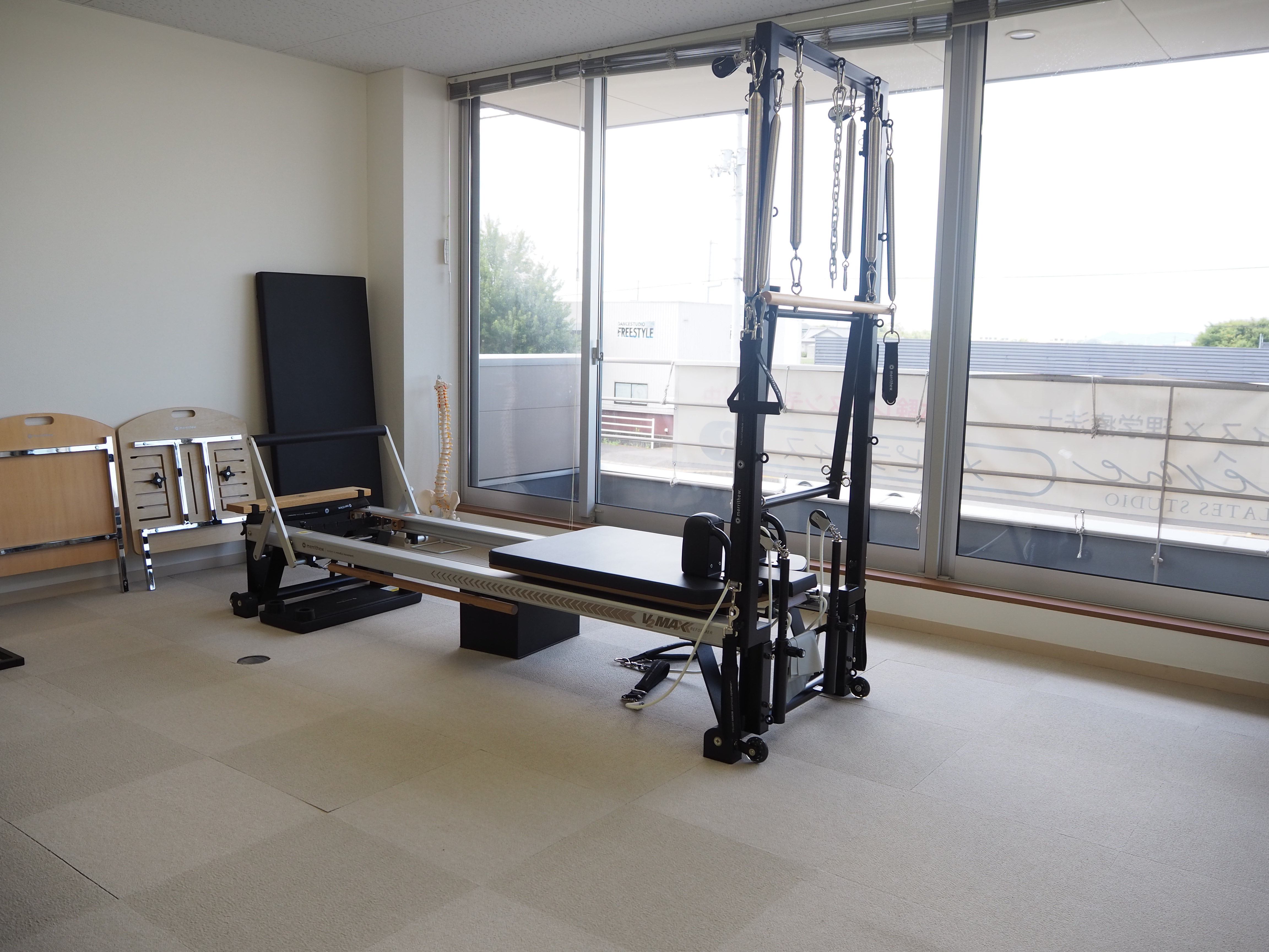 窓から光が差し込む明るいスタジオ