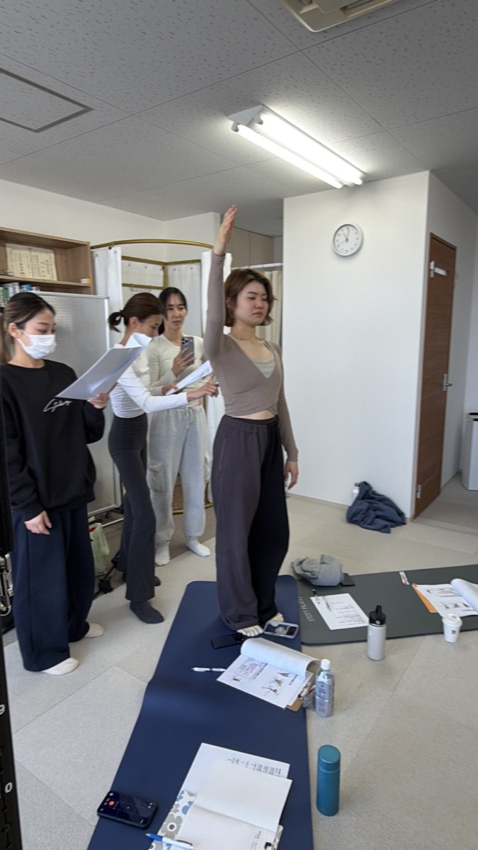 スタジオでの肩甲骨エクササイズの様子